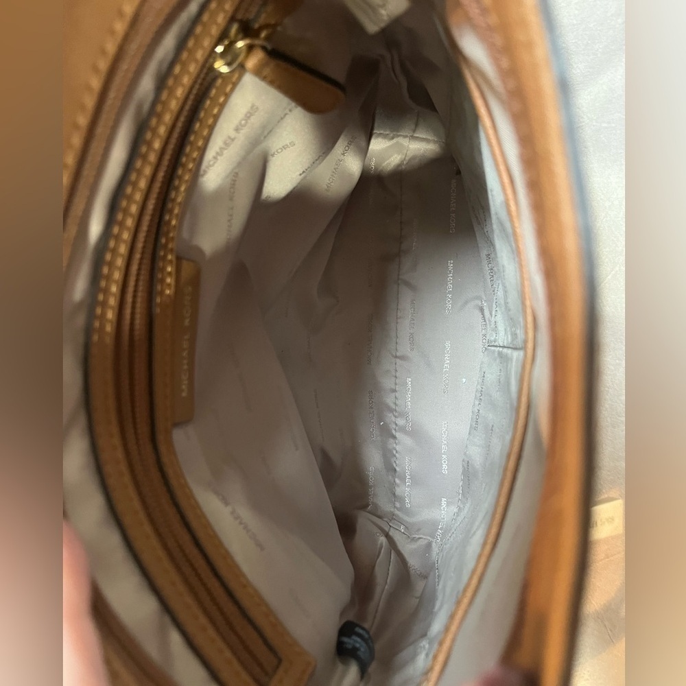 Michael Kors MESSENGER IN SIGNATURE Print - Picture 6 of 14